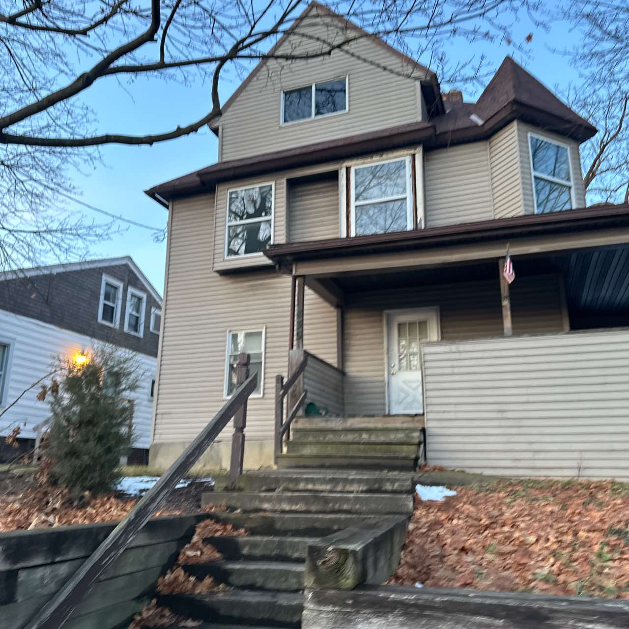 835 Kenmore Blvd - Up